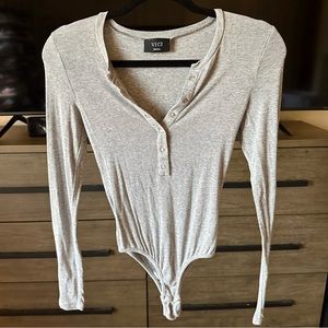 Vici gray ribbed long sleeve button up bodysuit